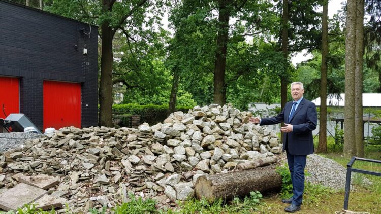 prof. Leszek Jerzak pokazuje gdzie powstanie budynek dydaktyczny