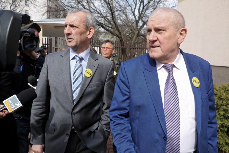 Prezes ZNP Sławomir Broniarz (L) oraz przewodniczący OPZZ Jan Guz (P) w drodze do Centrum Partnerstwa Społecznego „Dialog”. Fot. PAP/Tomasz Gzell