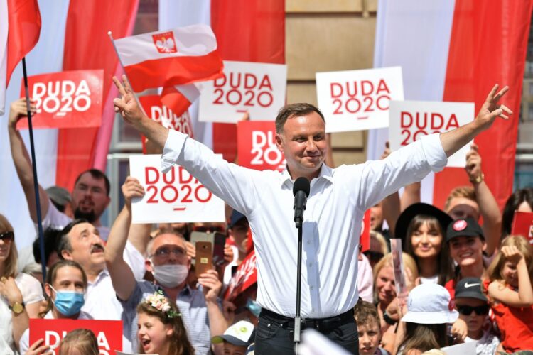 Ubiegający się o reelekcję prezydent RP Andrzej Duda przemawia podczas spotkania z mieszkańcami we Wrocławiu