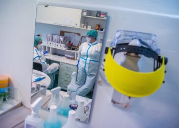 W szpitalu tymczasowym leczonych jest 17 pacjentów z COVID-19