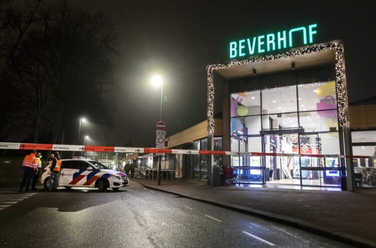 Polski supermarket, znajdującym się w centrum handlowym Beverhof w holenderskim mieście Beverwijk pod Amsterdamem. Fot. PAP/EPA