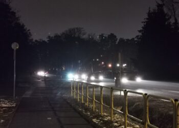 Śmiertelnie niebezpieczne przejście bez oświetlenia!