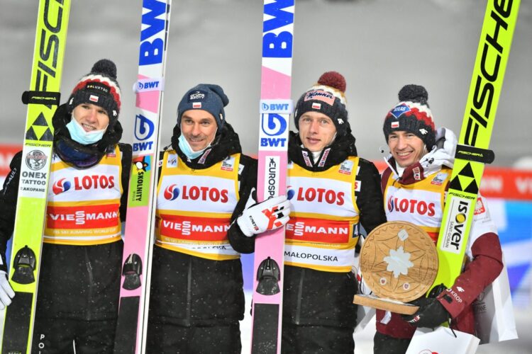 Polacy (od lewej): Andrzej Stękała, Piotr Żyła, Dawid Kubacki i Kamil Stoch, cieszą się z drugiego miejsca po konkursie drużynowym Pucharu Świata w skokach narciarskich w Zakopanem. Fot. PAP