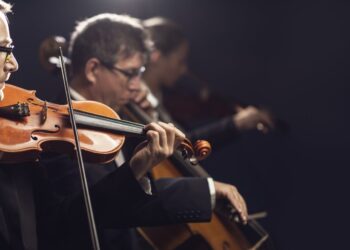 Pandemia SARS-CoV-2 najmocniej uderzyła w kulturę [INFOGRAFIKA]