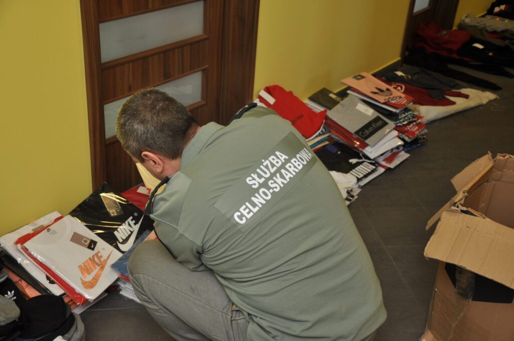 Tysiące sztuk podrobionej odzieży na targowisku