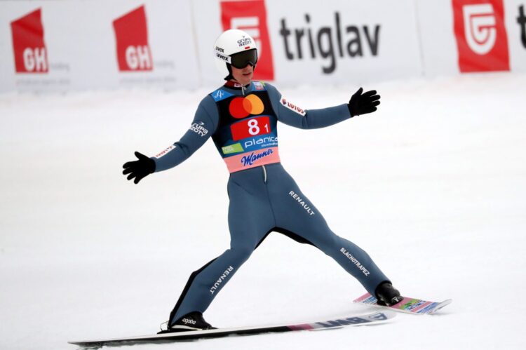 Polak Piotr Żyła podczas jedynej serii konkursu drużynowego zawodów Pucharu Świata w skokach narciarskich, na mamucim obiekcie w słoweńskiej Planicy. Fot. PAP