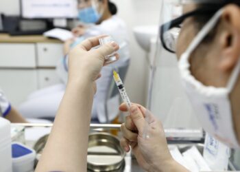 EMA: szczepionka AstraZeneki jest bezpieczna i chroni przed Covid-19