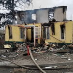 Zniszczenia po rosyjskich nalotach na miasto, 7 bm. w miejscowości Malin. Fot. PAP/DSNS