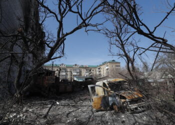 Uszkodzony budynek mieszkalny i samochody w Makarowie pod Kijowem. Fot. PAP/EPA/SERGEY DOLZHENKO