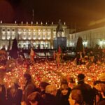 Mieszkańcy oddają hołd ofiarom katastrofy smoleńskiej przed pałacem prezydenckim na Krakowskim Przedmieściu w Warszawie. Fot. Wikimedia