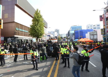 Policja a miejscu dzień po tragedii w Seulu, w Korei Południowej, 30 października 2022 r. Fot. PAP/EPA/JEON HEON-KYUN