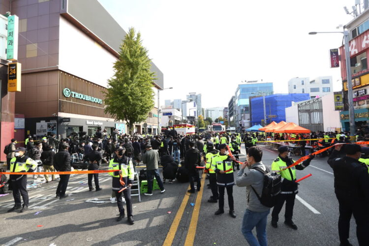 Policja a miejscu dzień po tragedii w Seulu, w Korei Południowej, 30 października 2022 r. Fot. PAP/EPA/JEON HEON-KYUN