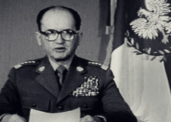Gen. Wojciech Jaruzelski przekazuje za pośrednictwem telewizji informację o wprowadzeniu stanu wojennego, fot. IPN