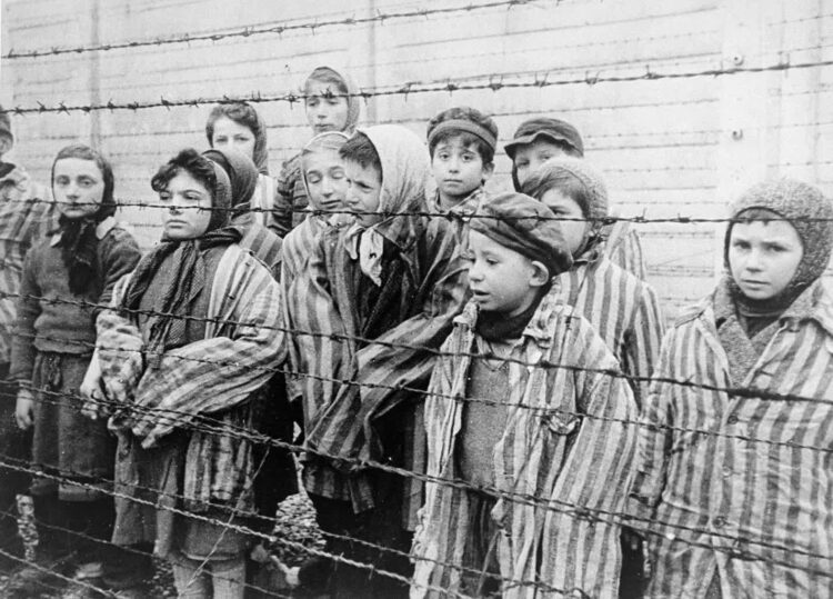 Dzieci Oświęcimia, kadr z filmu nagranego po wyzwoleniu Auschwitz przez ekipę filmową radzieckiej armii Źródło: Wikimedia Commons / domena publiczna