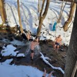 Tomasz Łączkowski. Poranny prysznic w górskim strumieniu