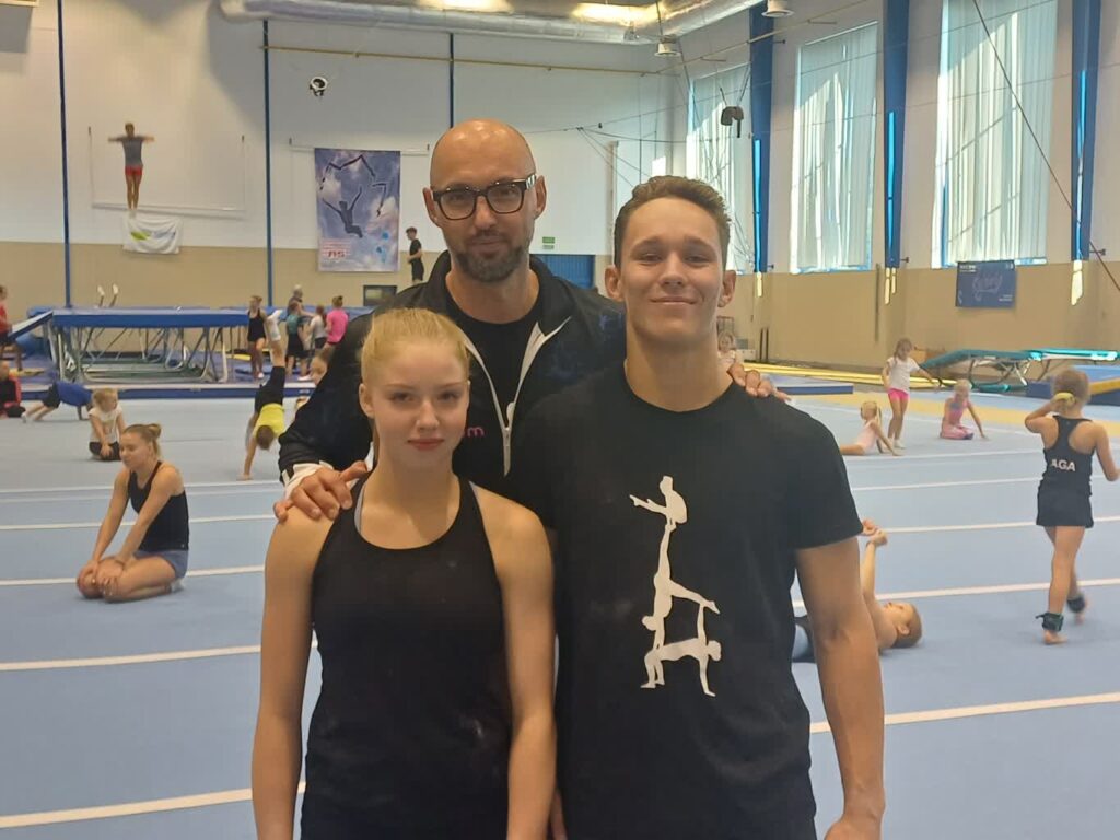 na zdjęciu Lena Loch i Szymon Ratajczak ze swoim trenerem Sławomirem Szliterem