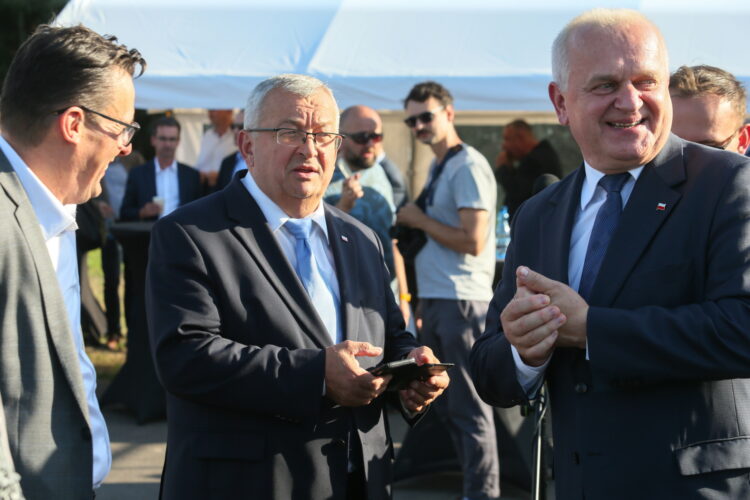 Olszyna, 28.09.2023. Minister infrastruktury Andrzej Adamczyk (C), pose³ PiS Marek Ast (L) i wojewoda lubuski W³adys³aw Dajczak (P) podczas konferencji prasowej dot. udostêpnienia kierowcom autostrady A18 w pe³nym przebiegu od granicy pañstwa do granicy z woj. dolnol¹skim, 28 bm. w Olszynie. (mr) PAP/Lech Muszyñski