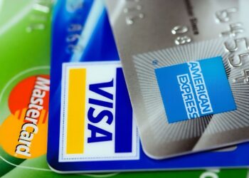 Jak założyć kartę kredytową bez wychodzenia z domu i co możesz dzięki niej zyskać