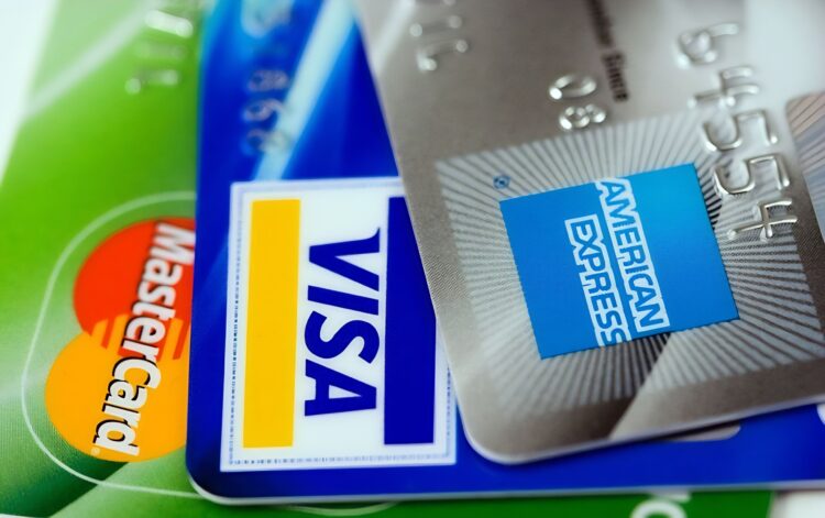 Jak założyć kartę kredytową bez wychodzenia z domu i co możesz dzięki niej zyskać