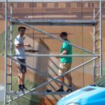 Łukasz Chwałek i Jakub Bitka podczas prac nad muralem przy Areszcie Śledczym w Zielonej GórzeFot. Krzysztof Filmanowicz