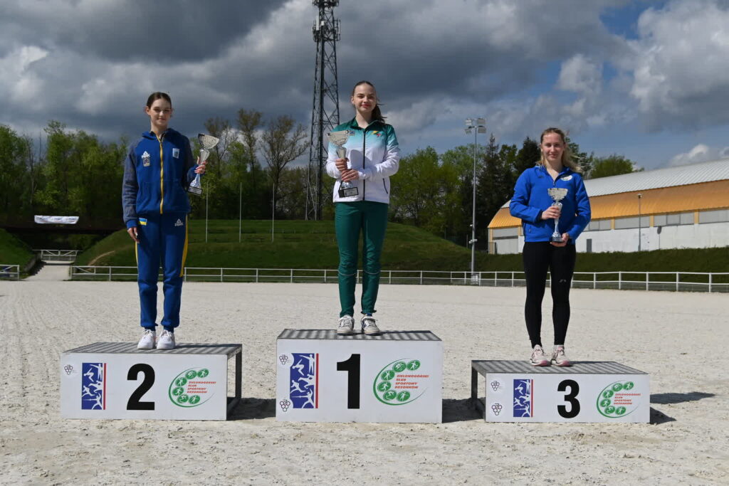 Aleksandra Kasperczak z ZKS-u Drzonków na najniższym stopniu podium, fot. Polski Związek Pięcioboju Nowoczesnego