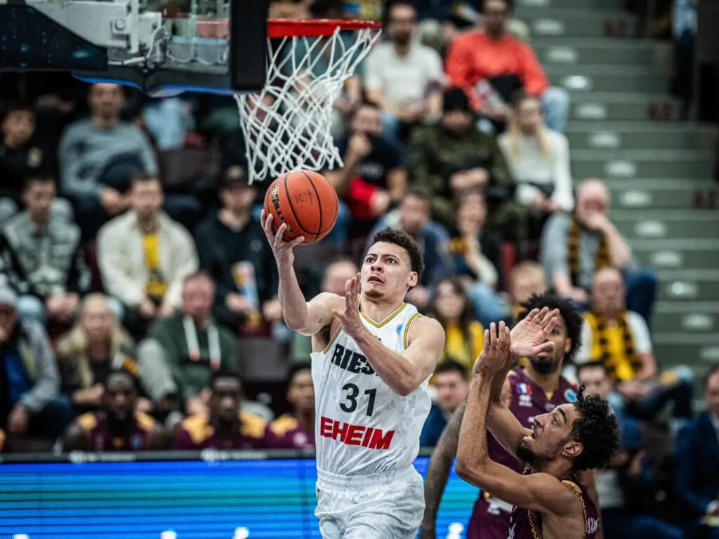 Kellan Grady (z piłką) w barwach niemieckiego MHP Riesen Ludwigsburg; fot. fiba.basketball