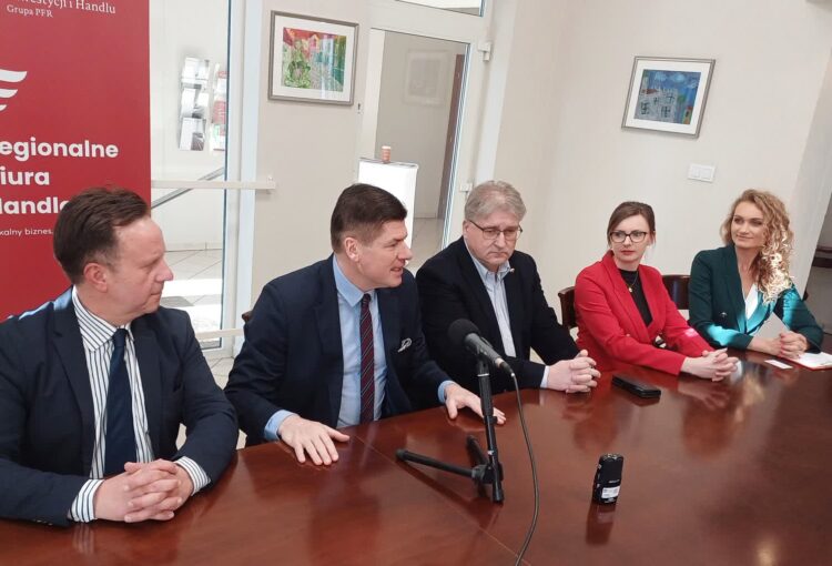 Podpisanie umowy o współpracy między Polską Agencją Hanldu i Inwestycji a Organizacją Pracodawców Ziemi Lubuskiej (fot. Piotr. Bakselerowicz)