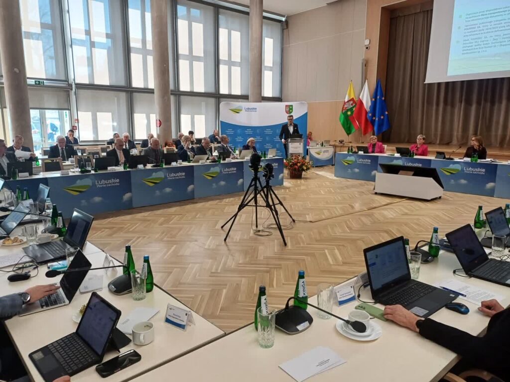 Jak naprawić sytuację na lubuskiej kolei? Był to główny temat marcowej sesji lubuskiego sejmiku (fot. Piotr Bakselerowicz)