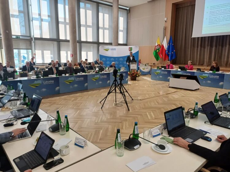 Jak naprawić sytuację na lubuskiej kolei? Był to główny temat marcowej sesji lubuskiego sejmiku (fot. Piotr Bakselerowicz)