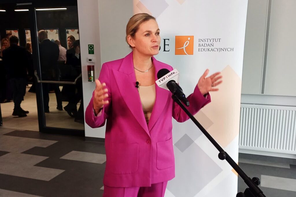 Barbara Nowacka, ministra edukacji i nauki, w Parku Technologii Kosmicznych w Zielonej Górze (fot. Piotr Bakselerowicz/Radio Zachód)