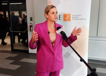 Barbara Nowacka, ministra edukacji i nauki, w Parku Technologii Kosmicznych w Zielonej Górze (fot. Piotr Bakselerowicz/Radio Zachód)