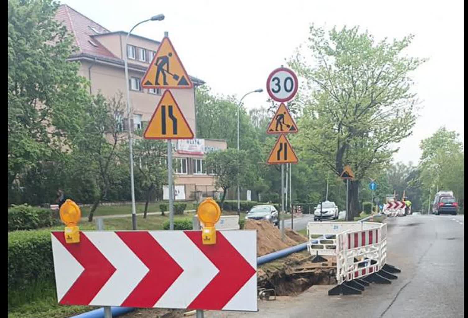 Trwa modernizacja sieci wodociągowej na ul. Waryńskiego