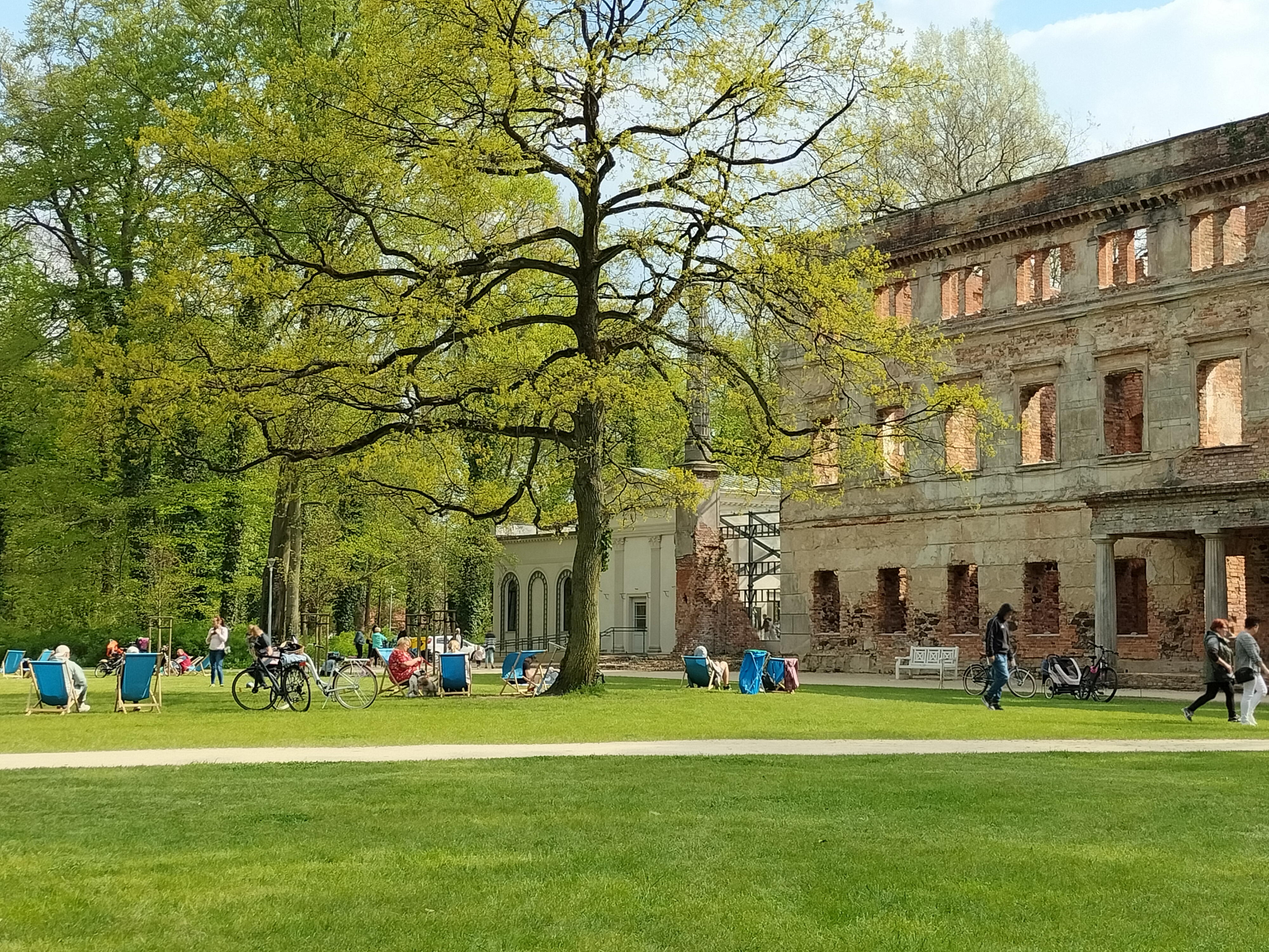 Spacery po parku w Zatoniu i pałacu w Bojadłach