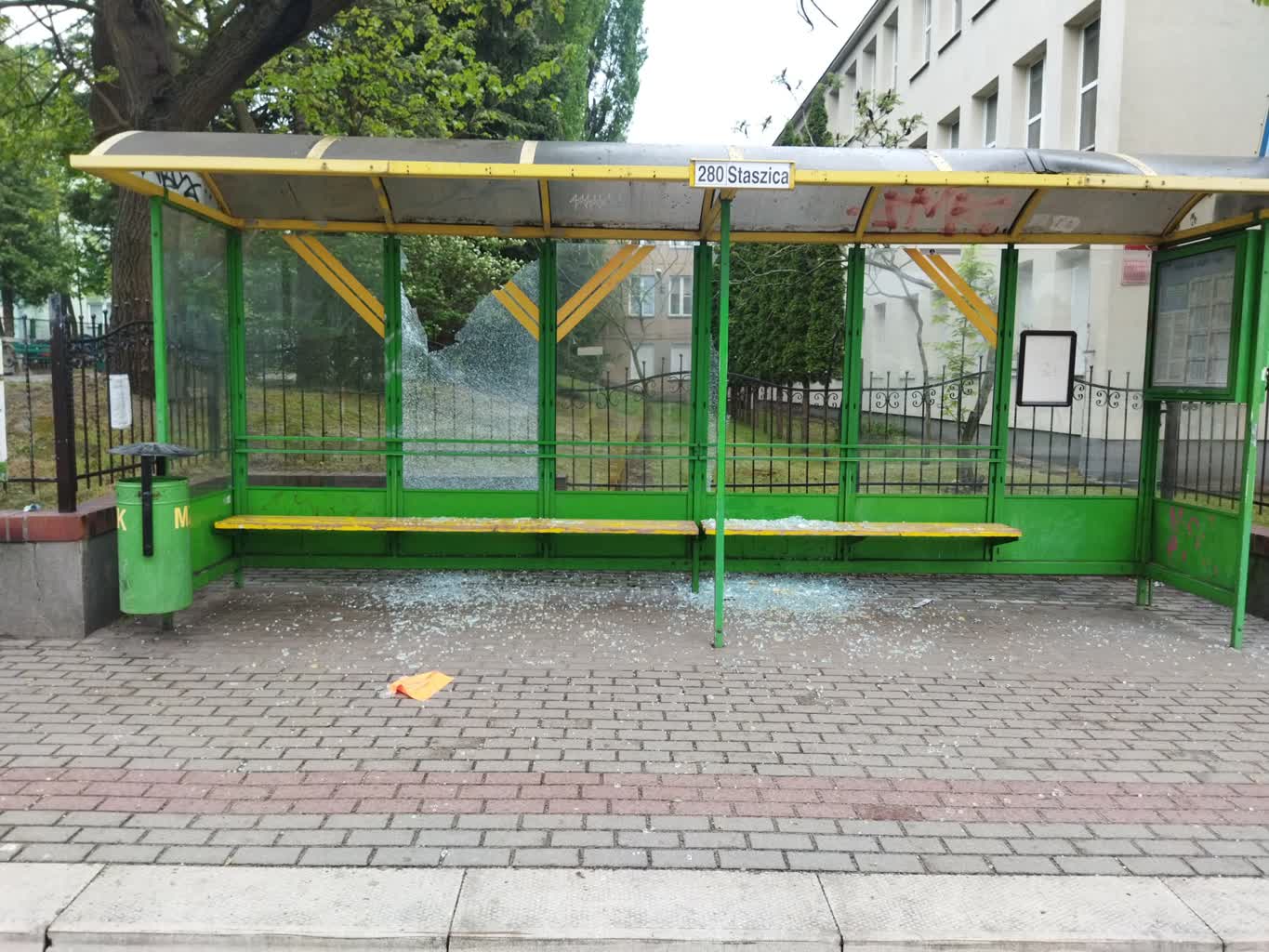 W majówkę zniszczono 5 wiat przystankowych MZK