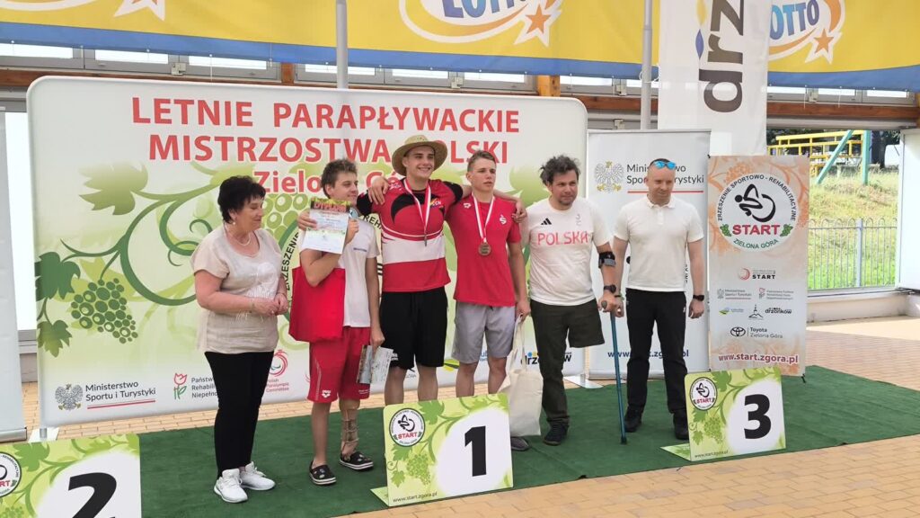 Podium w rywalizacji mężczyzn na 100 m stylem motylkowym; fot. Paweł Górski