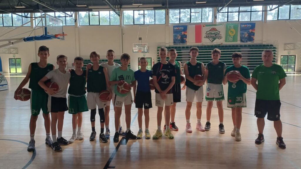 Zespół Q8 Oils SKM-u Zastalu Zielona Góra U13 przed wyjazdem do Warszawy (fot. Jakub Lesiński)