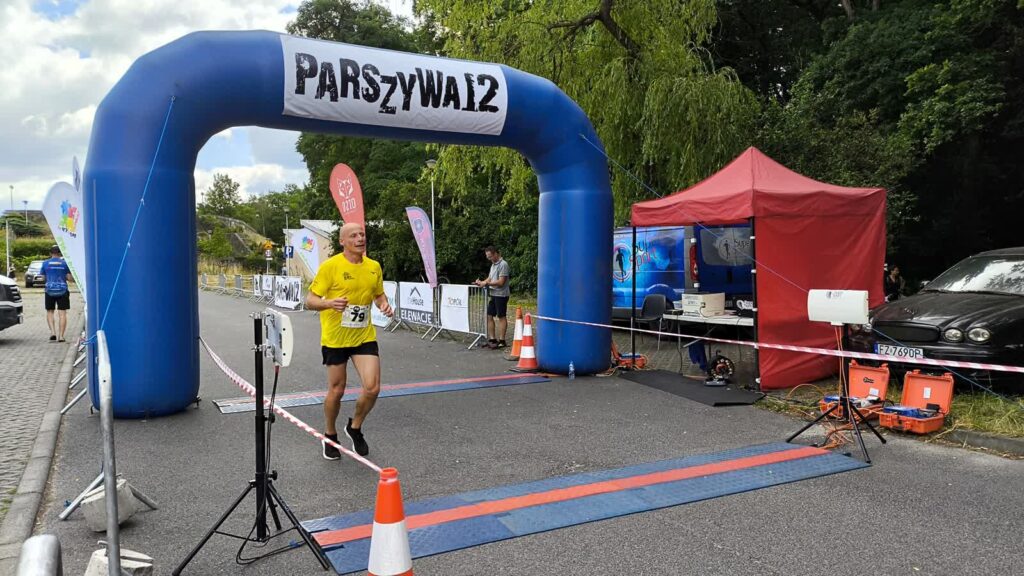 Zbigniew Kostrzembski przekraczający linię mety; fot. Paweł Górski