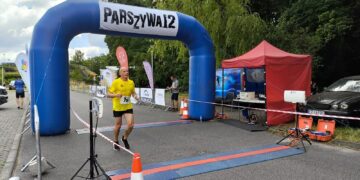 Zbigniew Kostrzembski przekraczający linię mety; fot. Paweł Górski