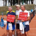 Finaliści singla w kat. A - Konrad Pawlak oraz Janusz Nowicki z organizatorem Dawidem Wiktorskim (fot. Jakub Lesiński)