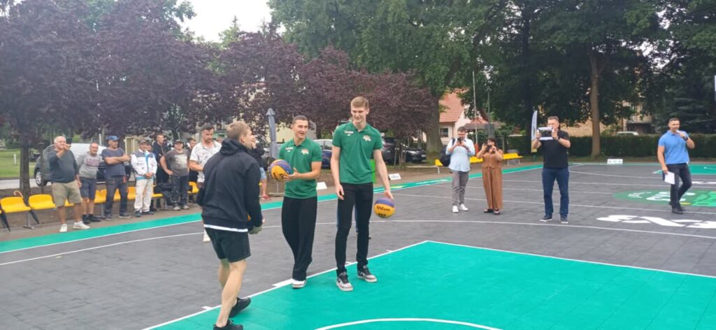 Miłosz Góreńczyk i Jakub Szumert (w zielonych koszulkach) podczas inauguracji boiska 3x3 w WOSiR Drzonków; fot. Jacek Białogłowy