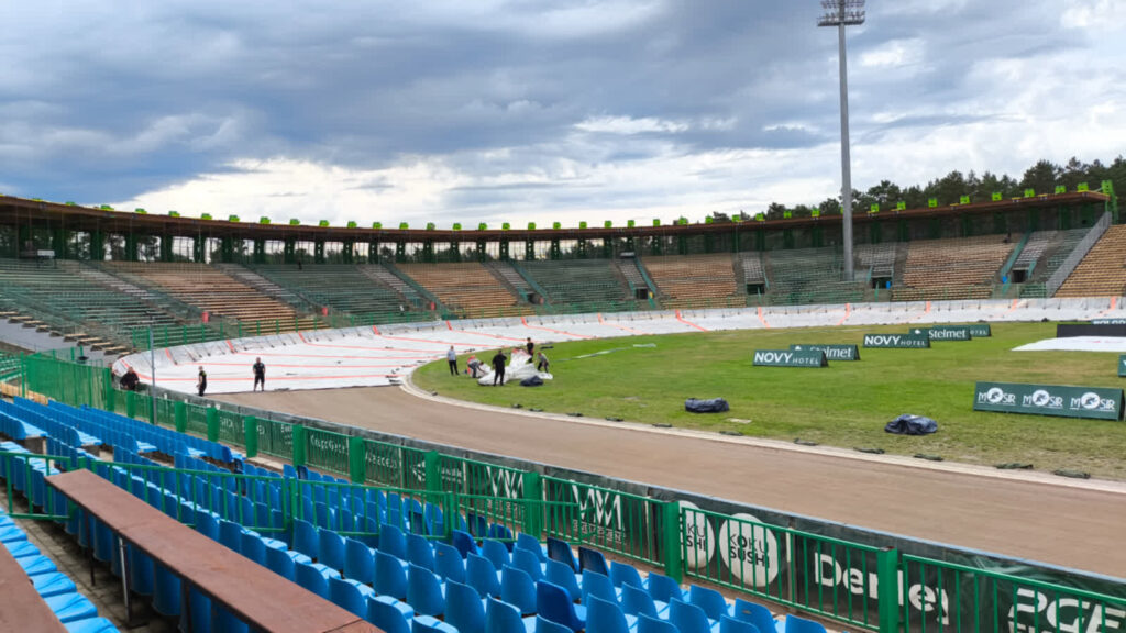 Zielonogórski tor w trakcie rozkładania plandeki; fot. Paweł Górski