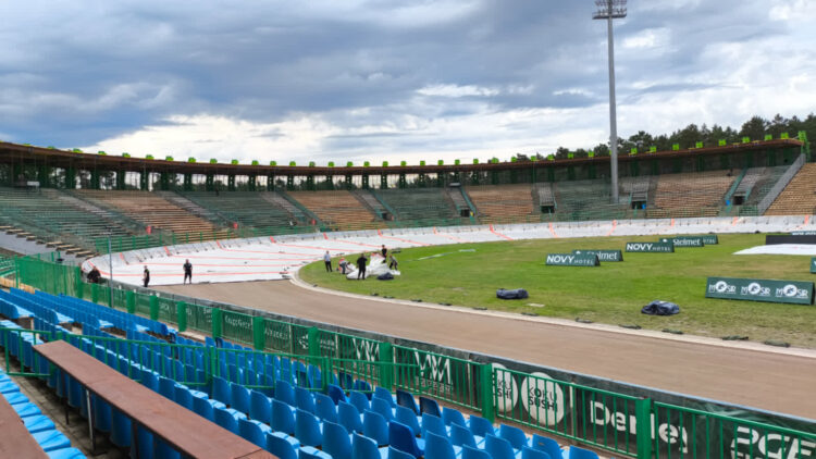 Zielonogórski tor w trakcie rozkładania plandeki; fot. Paweł Górski