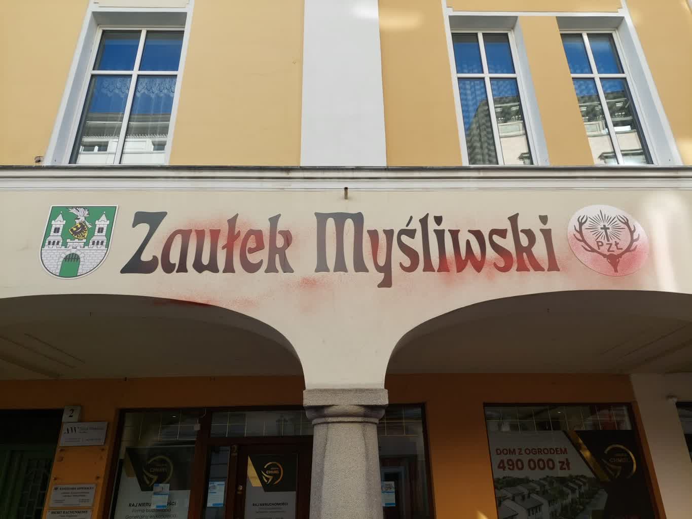 Akt wandalizmu na zielonogórskim deptaku. Zaułek Myśliwski zdewastowany