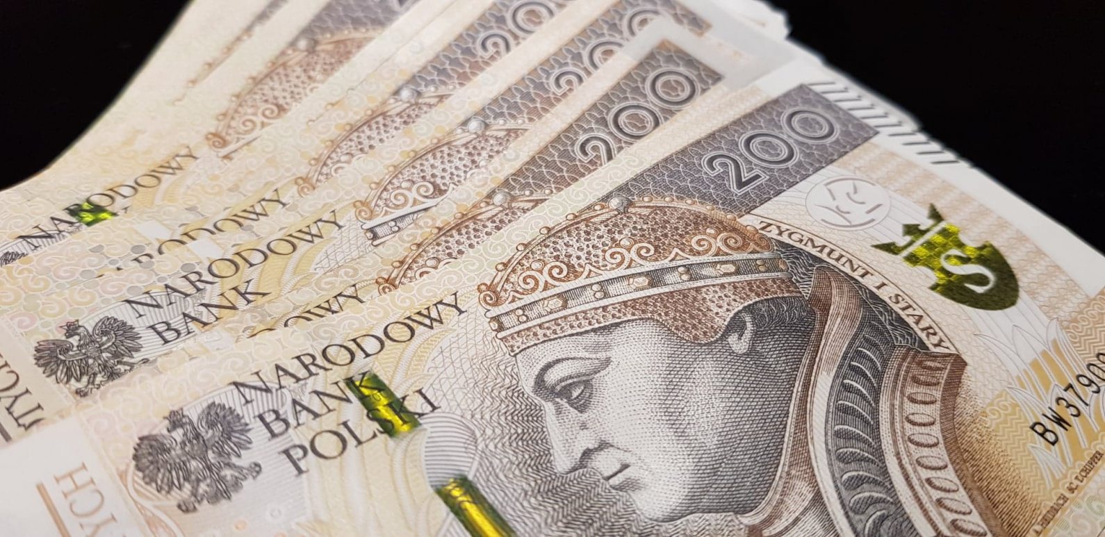 ZUS wypłaca „czternastki” i ostrzega przed oszustami