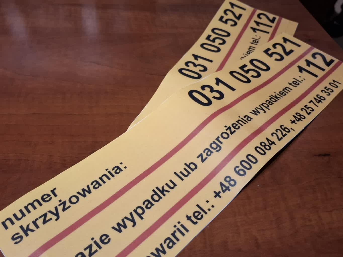 Żółta naklejka a bezpieczeństwo na przejazdach kolejowych