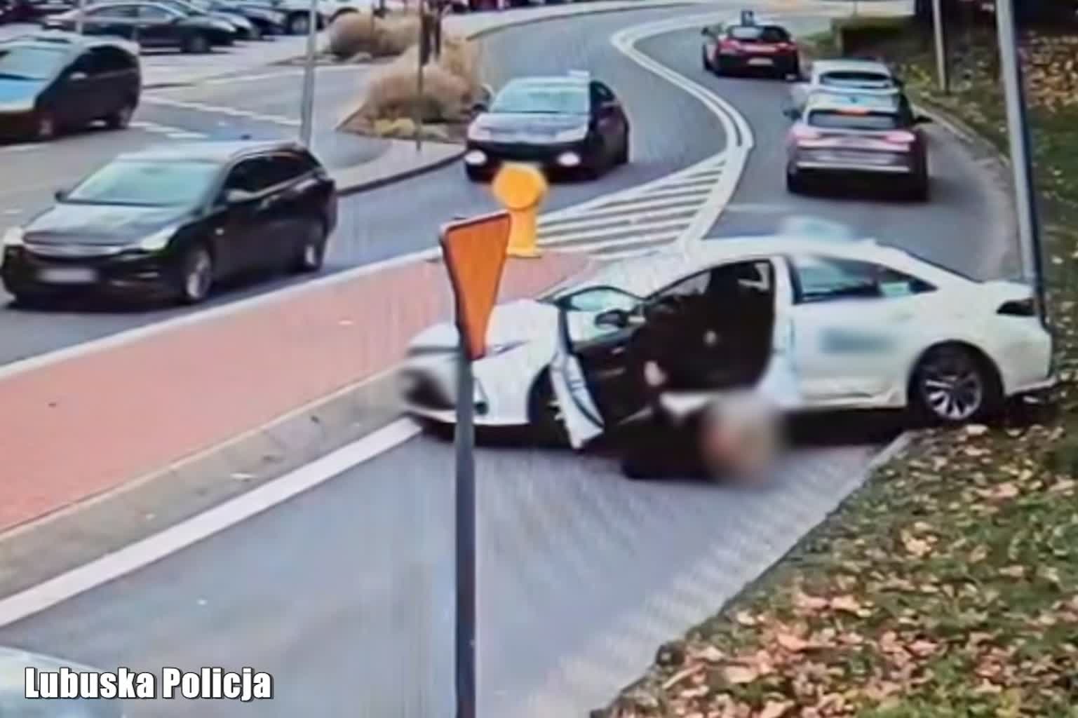 Niebezpieczna jazda taksówki przy dworcu PKP