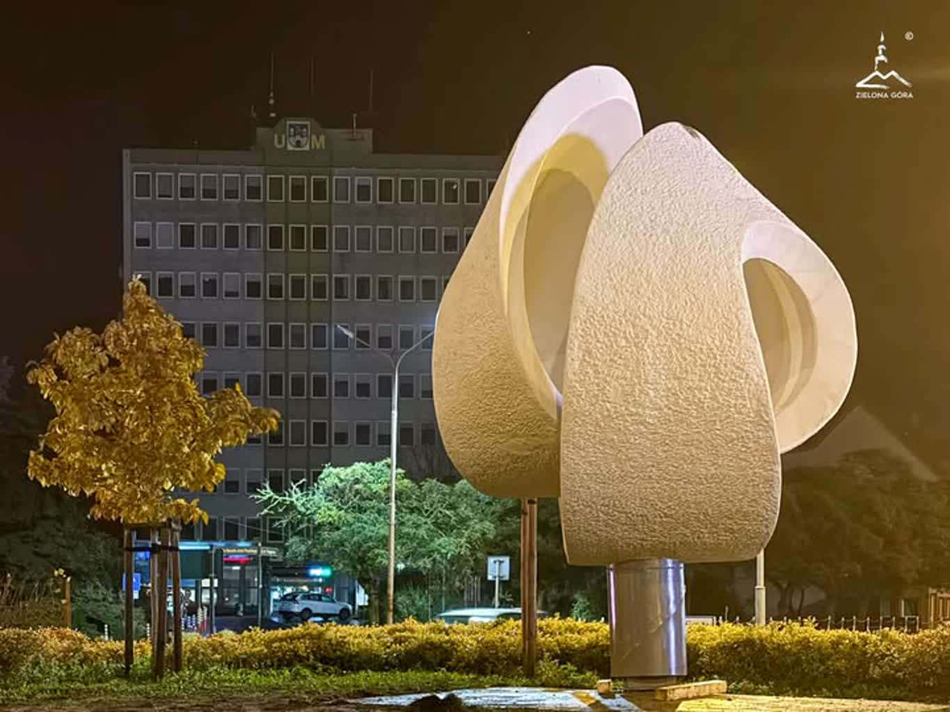 „Nieskończoność” – rzeźba J. Pałki na rondzie 11 Listopada