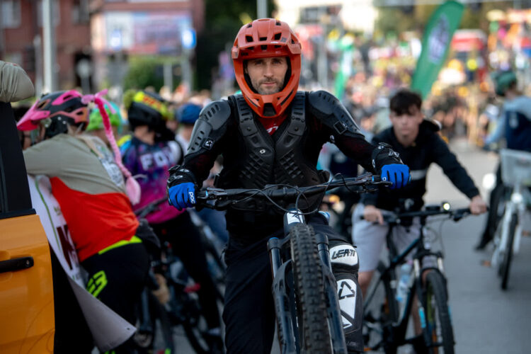 Kamil Wieczorek "MTB Wzgórza Piastowskie" na Winobraniowym korowodzie /fot: Krzysztof Filmanowicz