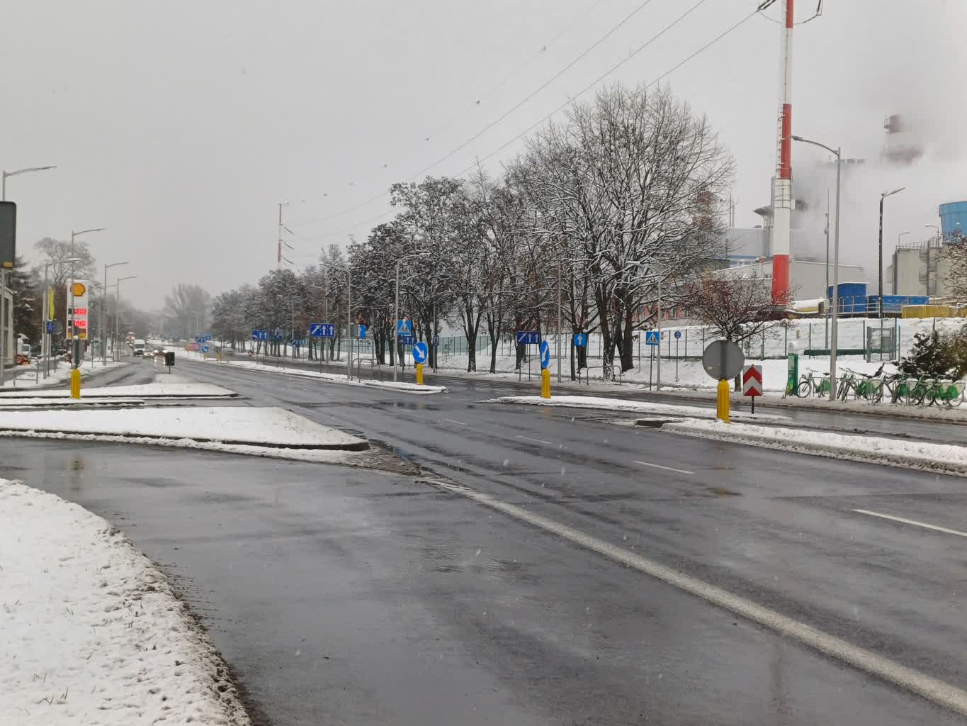 Zielona Góra zasypana śniegiem. Policja apeluje o ostrożność