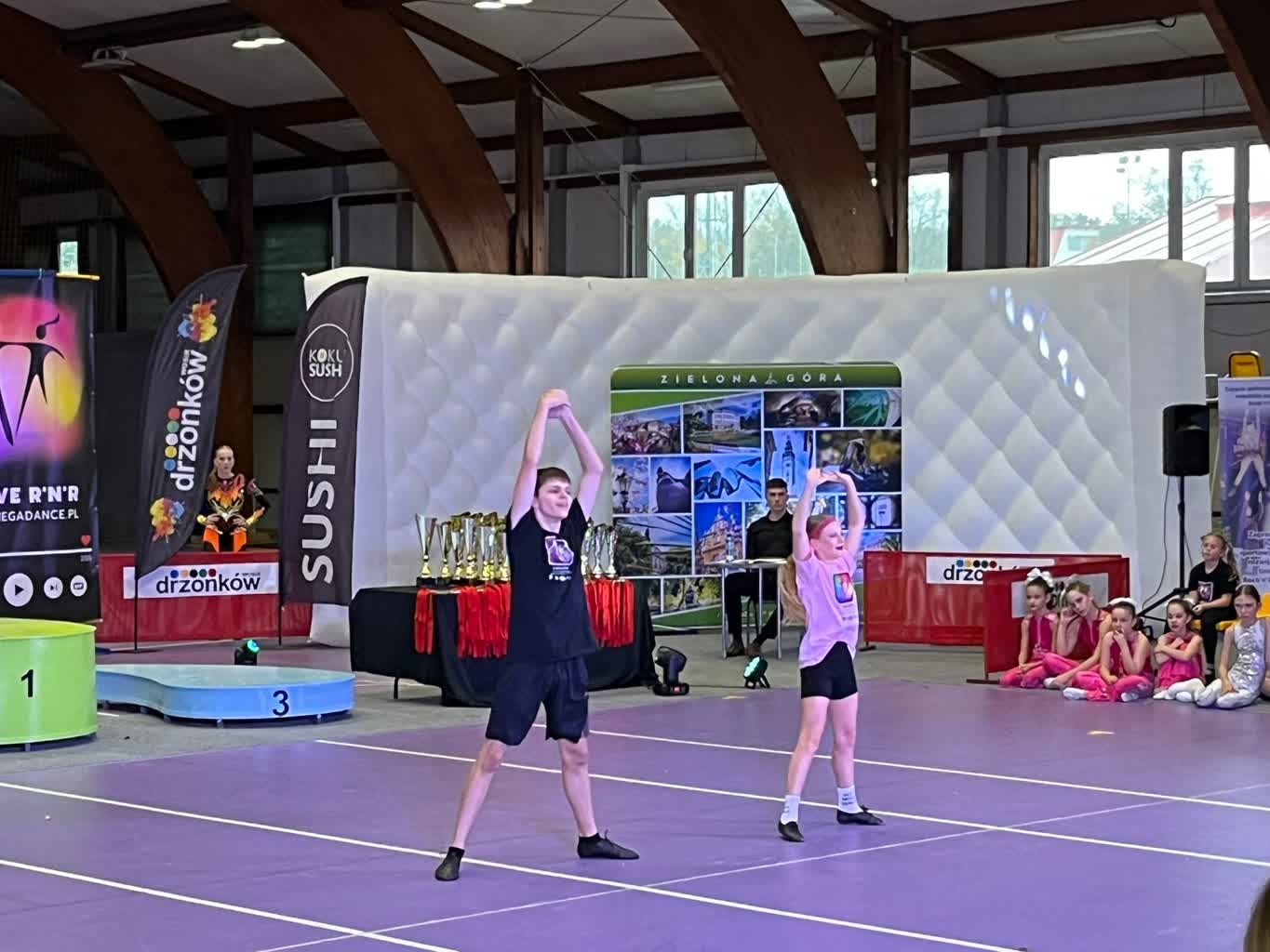 Turniej rock’n’rolla akrobatycznego w Drzonkowie [ZDJĘCIA]